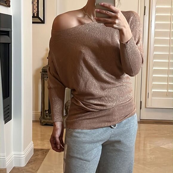 💕Cute shimmery top💕   - Picture 3 of 6